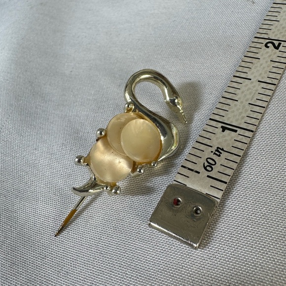Vintage MCM tiny goldtone swan mother of pearl pin - Picture 3 of 5
